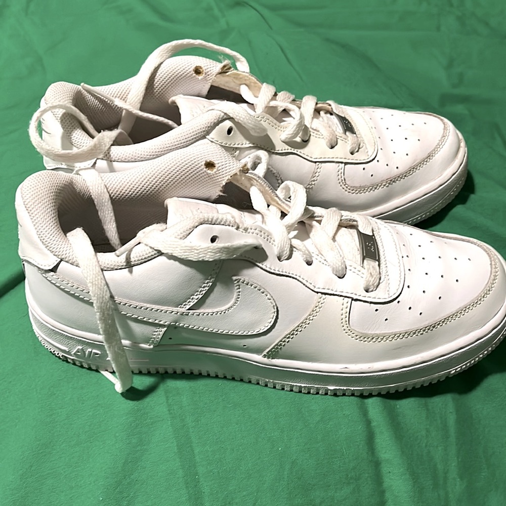 Almost New White Nike sneaker big boy 7 fits adult size 8  women